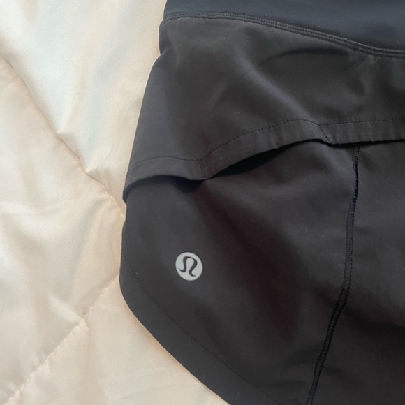 Lululemon size 8 speed up low rise 2.5 inseam BLACK - Picture 4 of 4